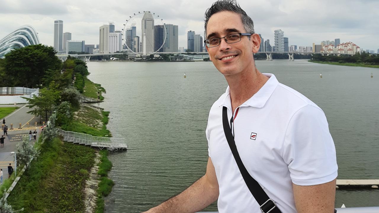 UC Davis Sensory Science Certificate grad Amaury Borges Miranda poses on a bridge in Singapore